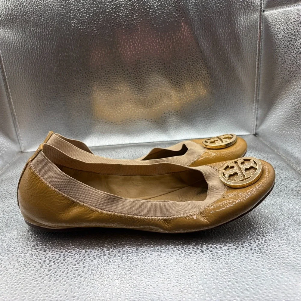 Size 7 M Tory Burch Caroline Tan Womens Gold Logo Patent Leather‎ Ballet Flats